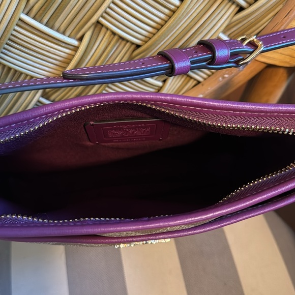 COACH File Bag, leather strap, plum/tan, zipper, side pocket for phone/keys - Picture 3 of 4